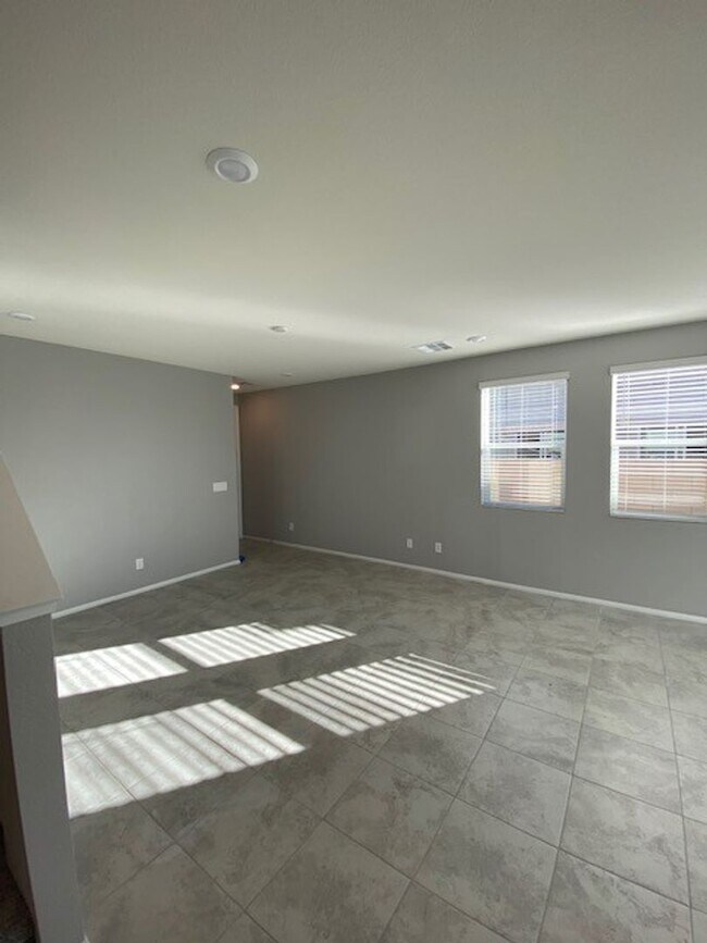 Foto del edificio - ** COMING SOON! ** Modern North Las Vegas Townhome with Granite Countertops, Covered Patio & Open...