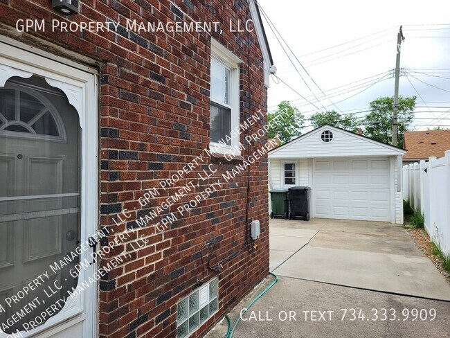 Foto del edificio - 15830 Englewood Ave