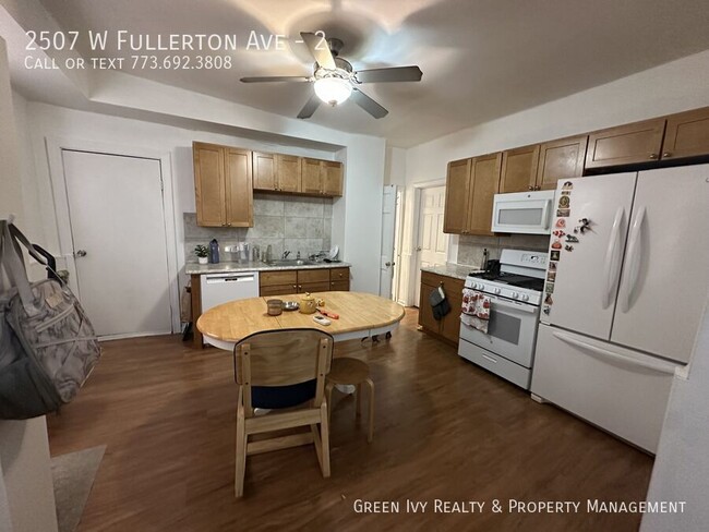 Foto del edificio - Awesome, Logan Square 4 Bed w/  Laundry In...