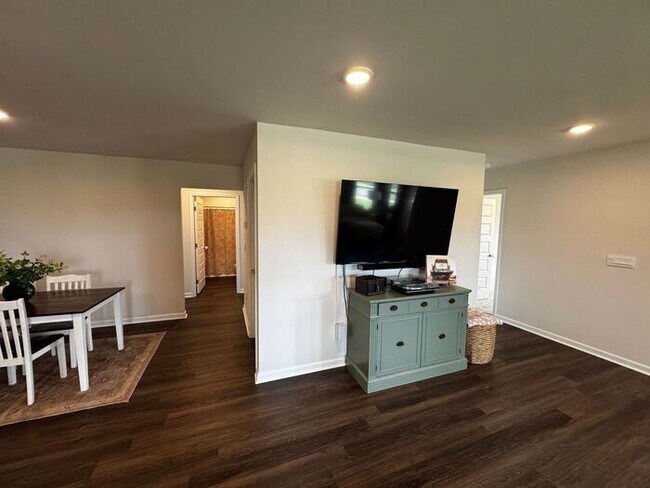 Foto del edificio - Beautiful 5 bedroom home available for rent