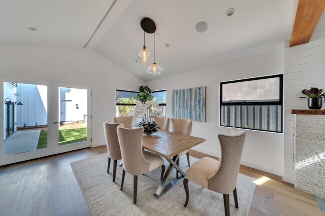 Dinning Area - 2415 Cloverfield Blvd