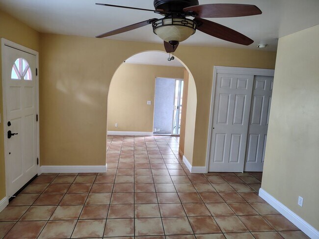 Foto del edificio - 2447 Beach St