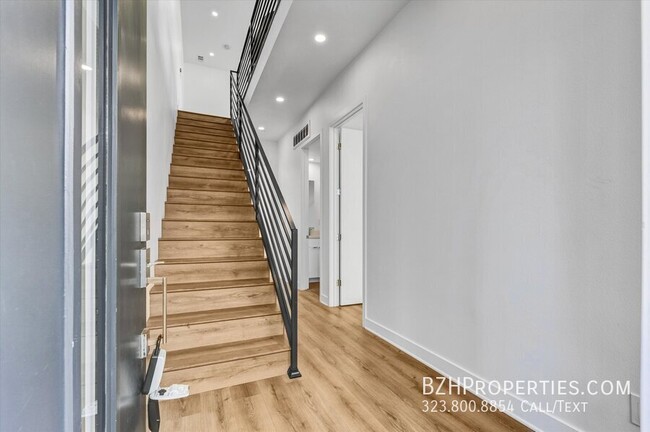 Foto del edificio - Gorgeous Modern Townhouse In Prime Mid-City