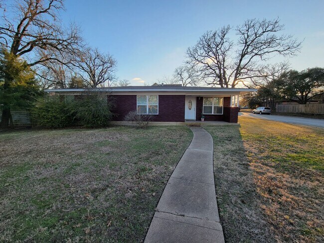Foto del edificio - Bryan - 3 bed/ 2 bath / 2 car garage house with fenced back yard, near Texas A&M