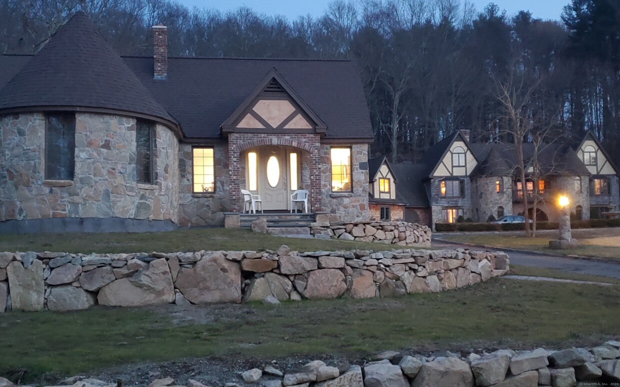 Primary Photo - 152 Whitehall Ave