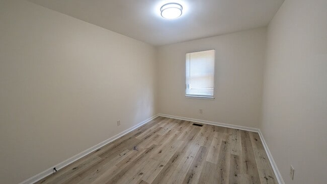 Building Photo - 2BR/1.5BA Renovated Townhome