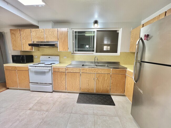 Building Photo - 907 Makalii St