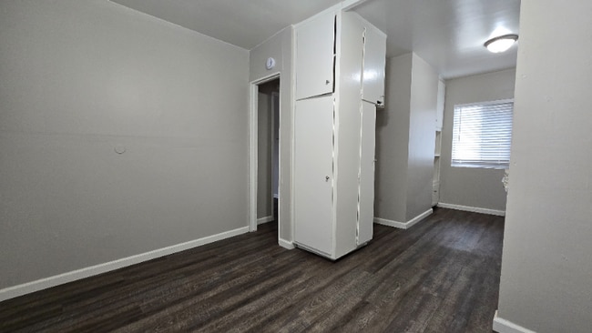 Building Photo - 409 N Los Robles Ave