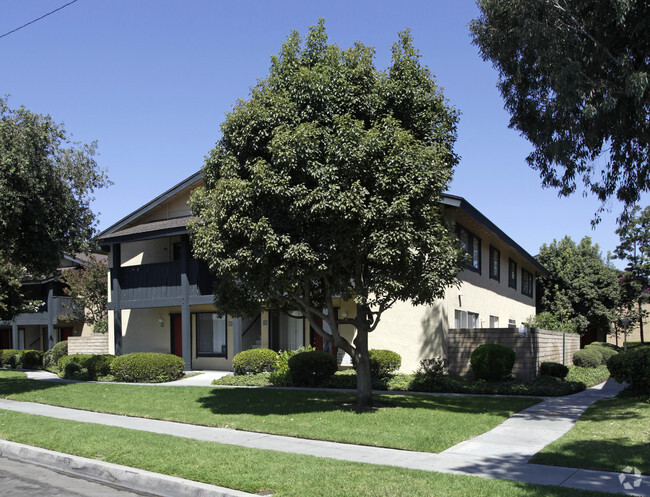 Building Photo - Glen Oaks Apartments