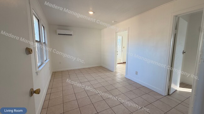Foto del edificio - One Bedroom Back house- Available Now!