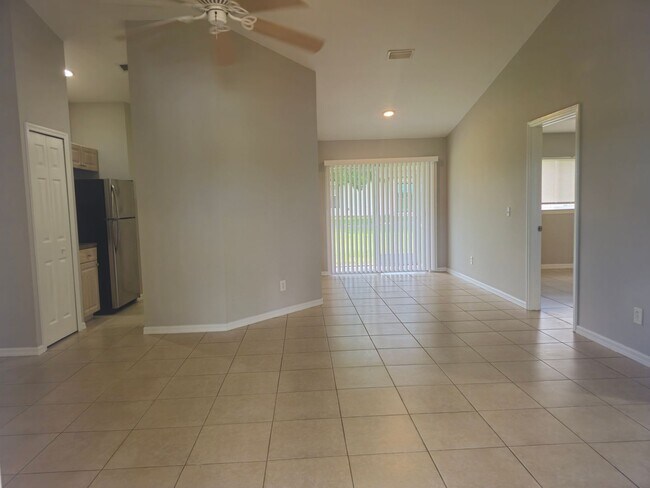 Building Photo - 3 bedroom 2 bath in Lehigh Acres