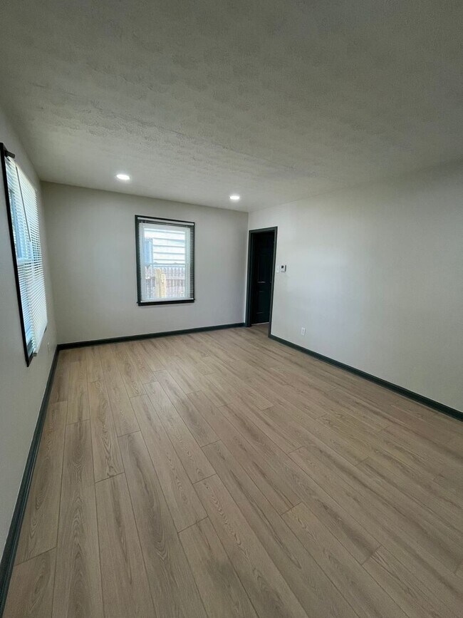 Foto del edificio - Beautifully Renovated 3BR Home with Modern Finishes & Spacious Living Areas