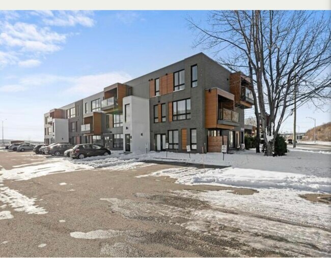 Building Photo - 3848 Boul Sainte-Anne