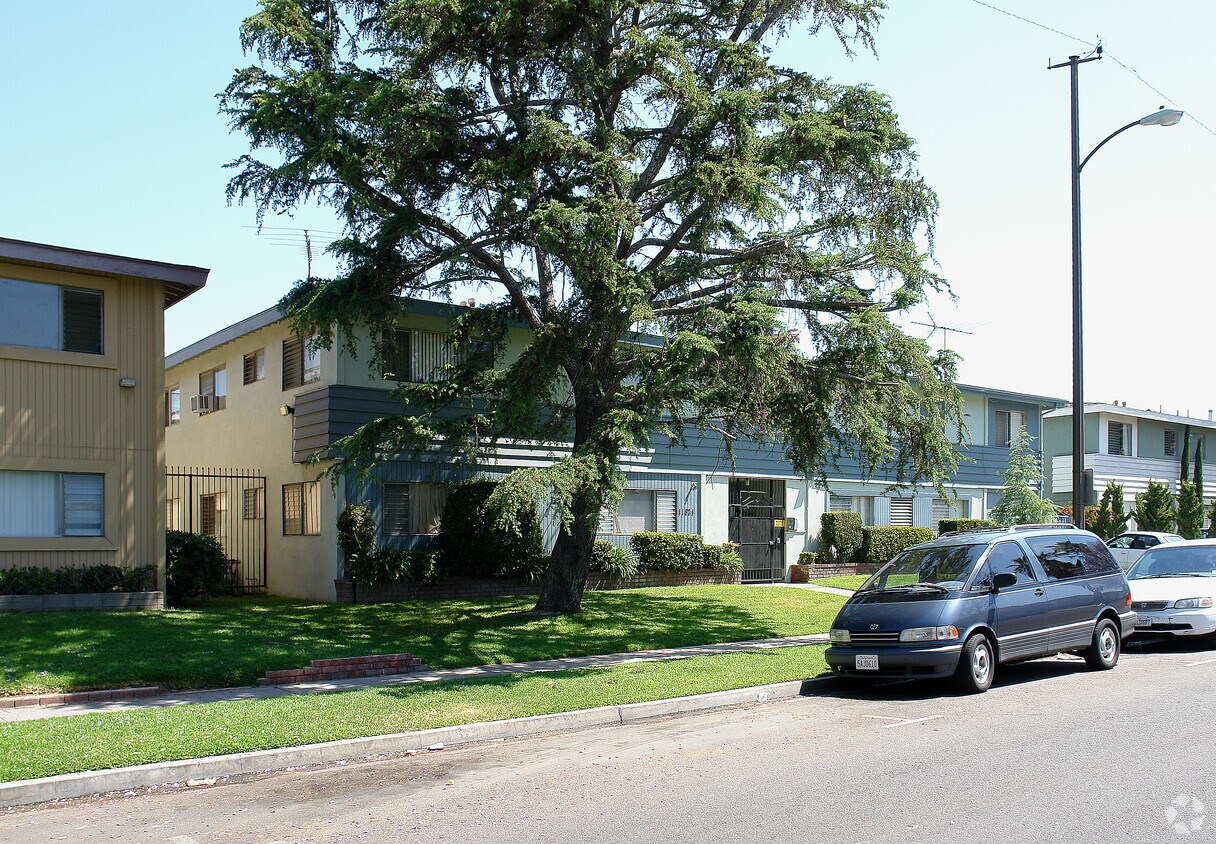 Foto principal - 11821 Stuart Dr