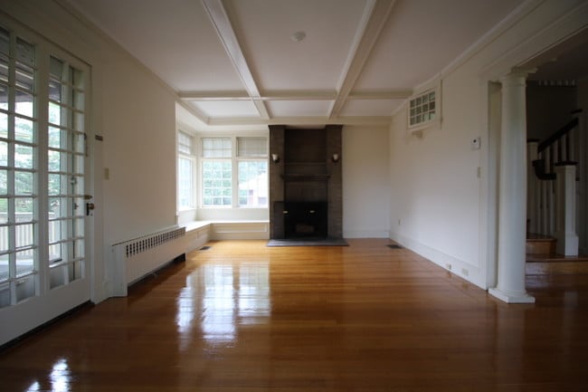 Building Photo - 163 Pleasant St