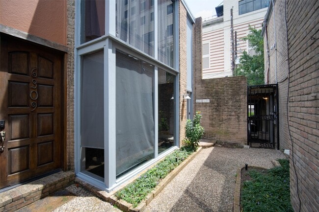 Foto del edificio - 6311 Riverview Way