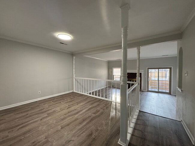 Foto del edificio - Charming, end-unit brick townhome! *ASK ABOUT OF ZERO DEPOSIT*