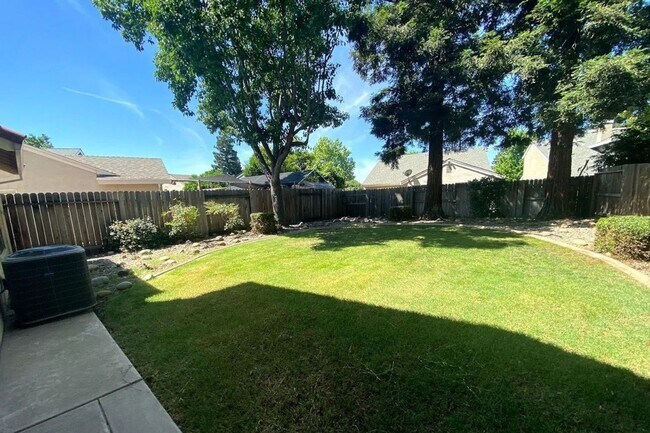 Foto del edificio - Freshly Painted 3 Bedroom + Loft in Desirable Elk Grove Neighborhood