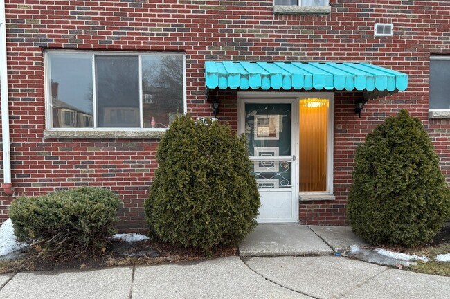 Building Photo - 568 Kenmore Ave