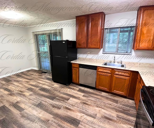 Building Photo - Feel Presidential in this Comfortable Home...