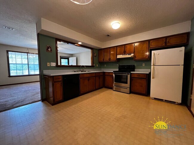 Building Photo - Nice 2 Bedroom Home on a Large Lot in Cres...