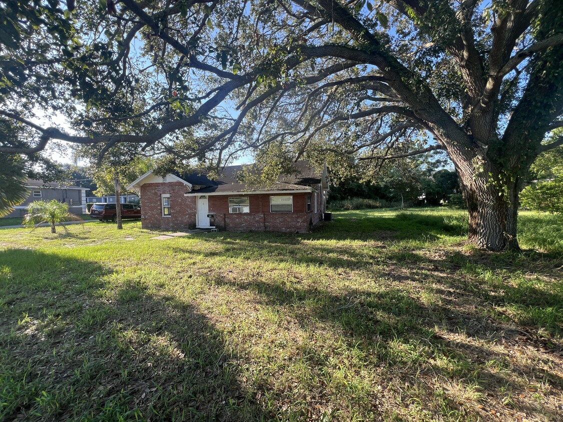 Building Photo - 122 E Bullard Ave