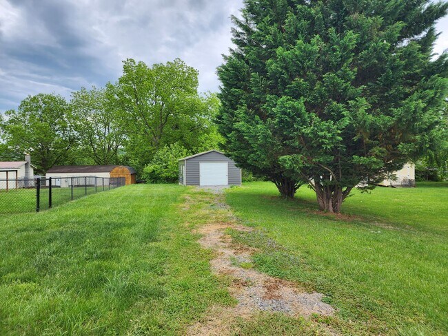 Foto del edificio - 3 Bed 1 bath Home Mount Airy