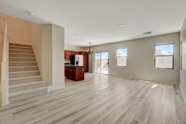 Foto del edificio - BEAUTIFUL 2 Story, 4 Bedroom Home Near Lone Mountain!