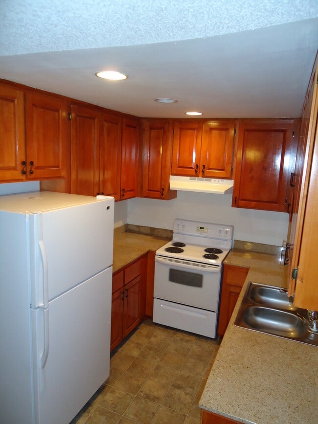 Building Photo - 3557 Kenora Dr