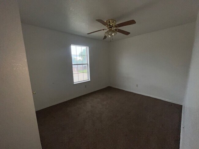 Building Photo - 3303 Toledo Dr
