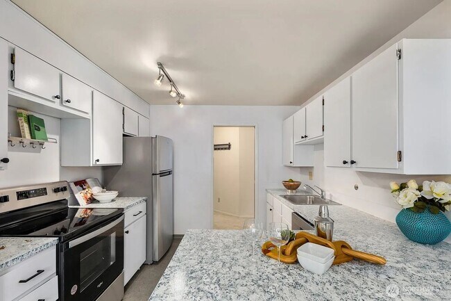Foto del edificio - 3 Bedroom 2 Bathroom Plus Parking