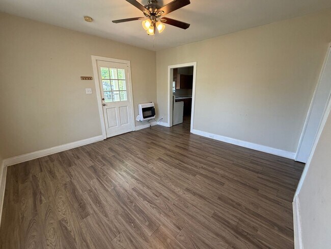 Foto del edificio - 2 Bedrooms- 1 Bathroom- House in Celanese!