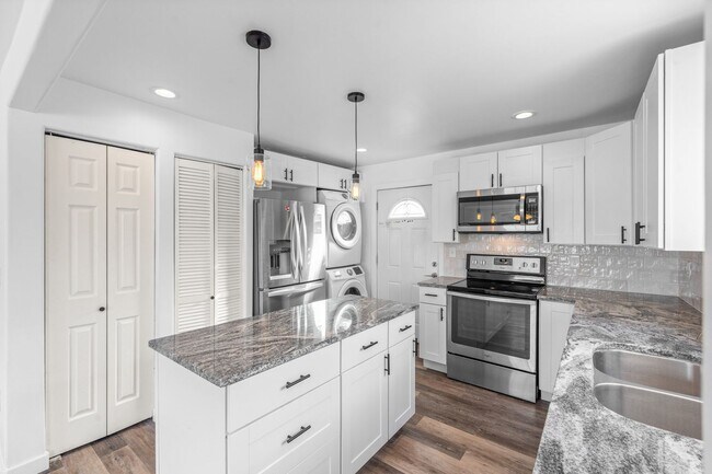 Foto del edificio - Remodelled Home In Large Backyard