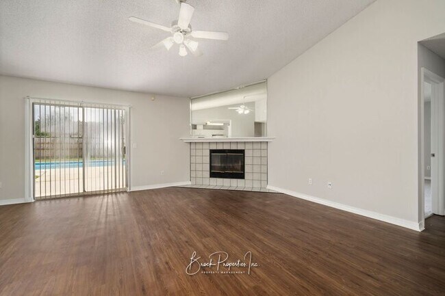 Foto del edificio - 2100 Blue Wind Dr