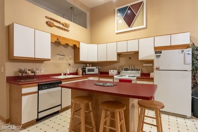 Building Photo - 1 br, 1 bath Apartment - 310 NE Main St.