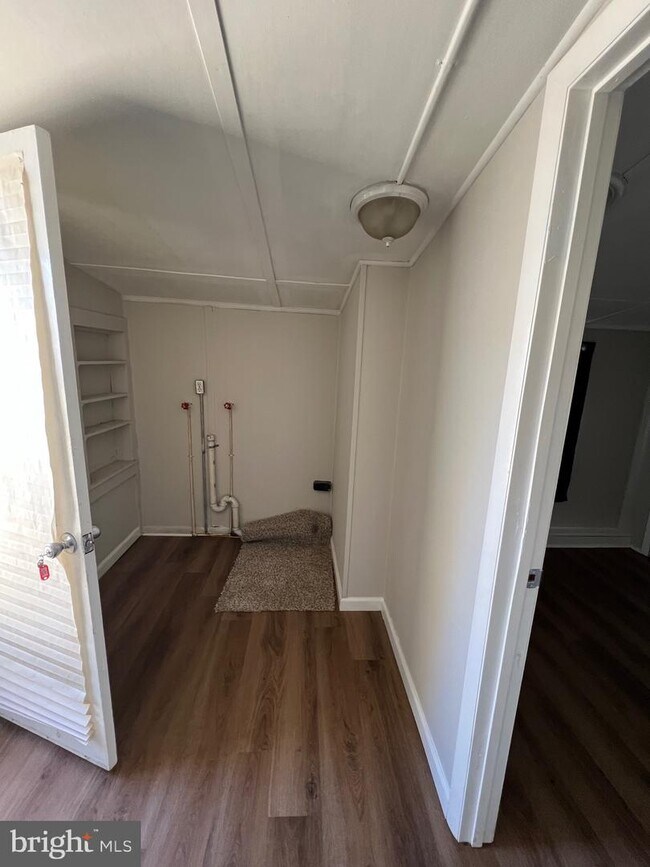 Building Photo - 327 Kerns St