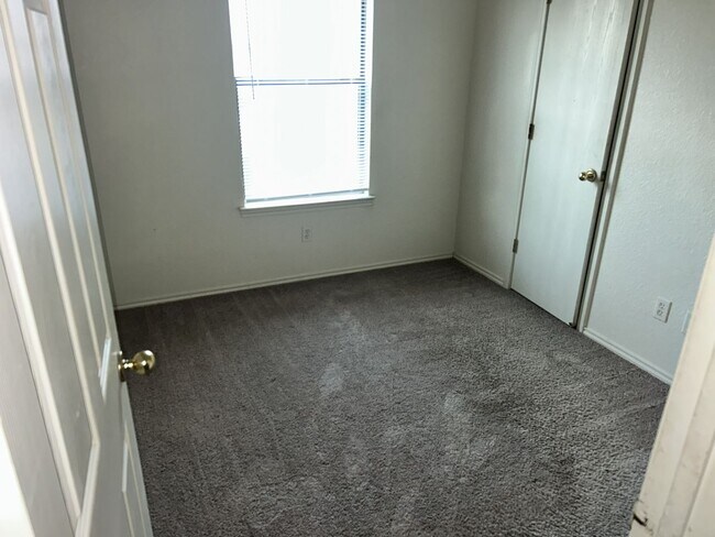 Building Photo - 2810 Alma Dr