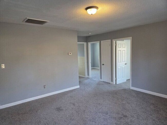 Building Photo - 1-Month Free Summer Special - Great 2-bedroom townhome close to downtown Lexington, NC