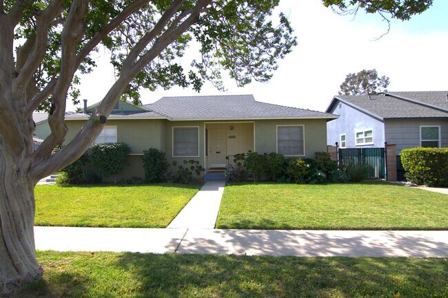 Foto del edificio - Charming Sun-Filled 3BR/2BA Home in Lake Balboa with Large Backyard & Fruit Trees
