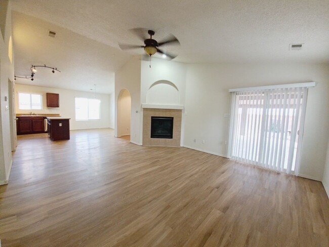 Building Photo - 3 bed 2 bath home in Huning Ranch. Great Y...