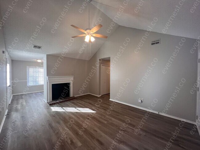 Foto del edificio - 5565 Chapel Hill Dr