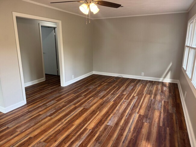 Building Photo - 4 Bedroom 1 Bathroom Home Located in Greeneville, TN