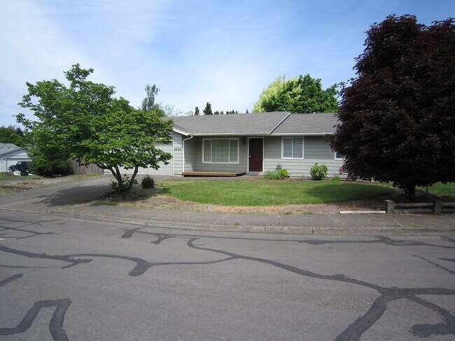 Building Photo - Single Level Three Bedroom in South Salem ...