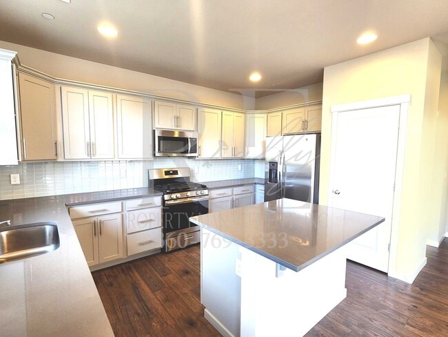 Building Photo - Stunning Large Home by YMCA