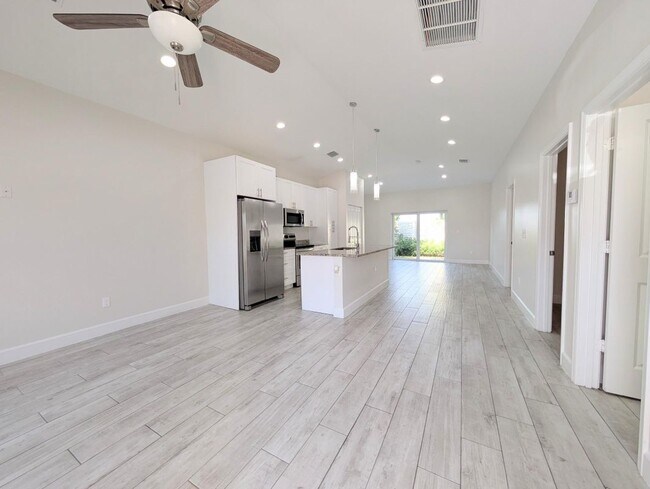 Foto del edificio - 1566 W 26th Ct