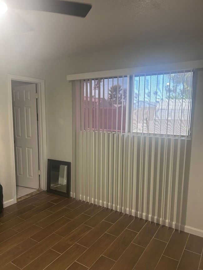 Foto del edificio - COMPLETELY REMODELED HOME INSIDE AND OUT, ...