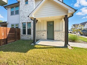 Building Photo - 9525 Thorncrown Ln