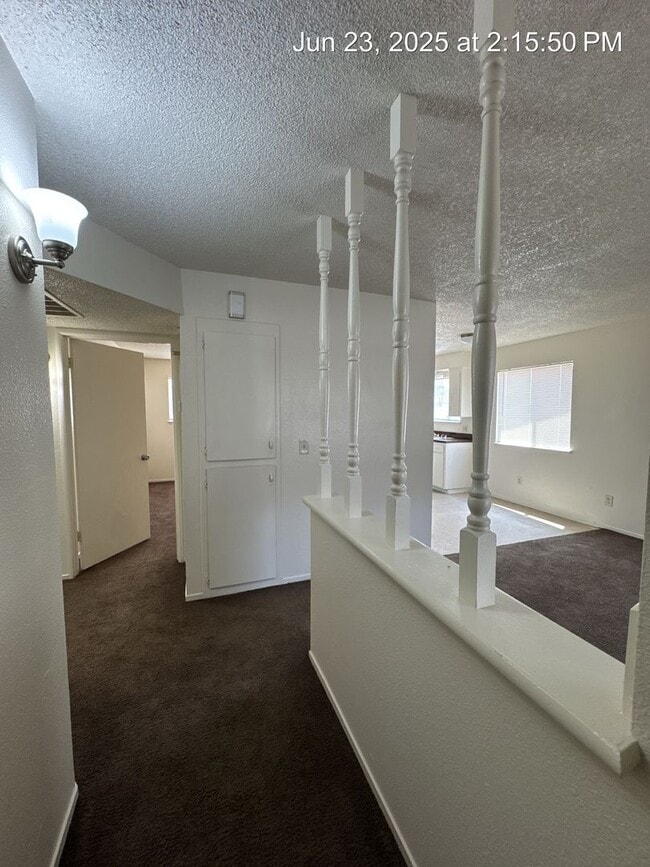 Building Photo - 1055