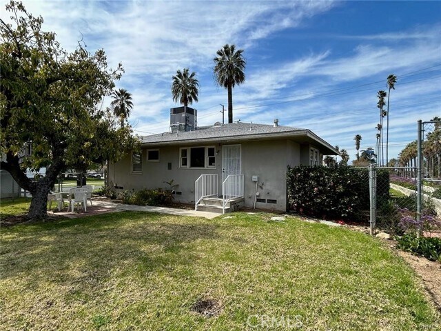 Foto del edificio - 696 E Cypress Ave