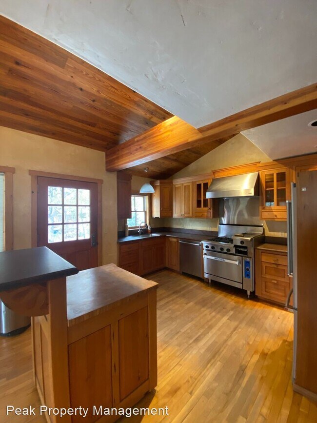 Foto del edificio - 4 br, 3 bath House - 204 4th Street